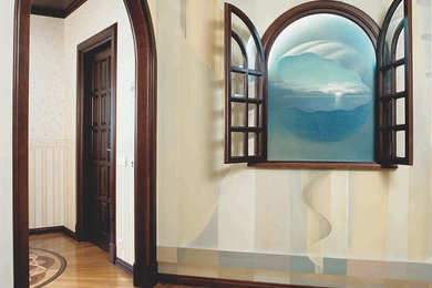 На фото: фойе среднего размера в стиле неоклассика (современная классика) с светлым паркетным полом, одностворчатой входной дверью и коричневой входной дверью с