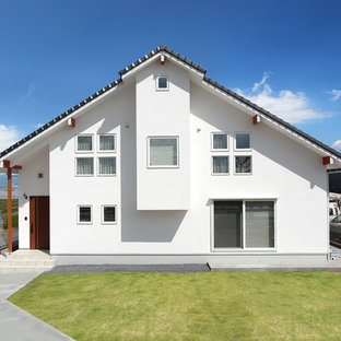 他の地域のモダンスタイルのおしゃれな家の外観 (漆喰サイディング、切妻屋根、戸建、瓦屋根) の写真