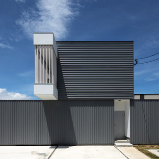 他の地域のモダンスタイルのおしゃれな家の外観 (グレーの外壁、陸屋根) の写真