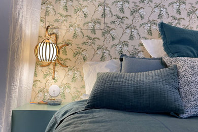 Bedroom - contemporary bedroom idea in Paris