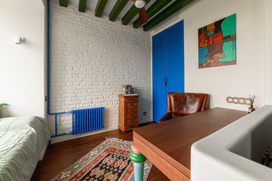 モスクワにある小さな地中海スタイルのおしゃれな主寝室 (白い壁、茶色い床、表し梁、レンガ壁) のレイアウト