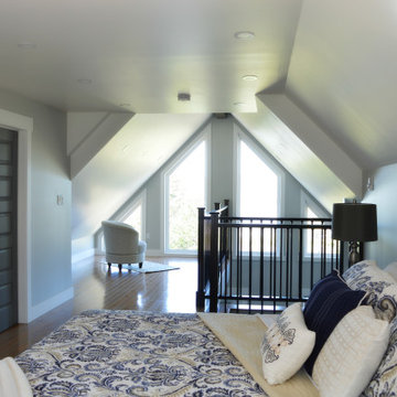 Bambury's Hillside Chalet - Loft Master Bedroom and Reading Nook