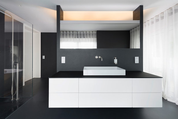Contemporary Bathroom by Maler Hoffmann GmbH