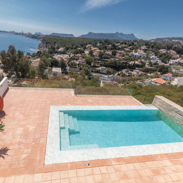 Piscina infinity con marmol blanco