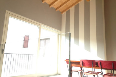 Пример оригинального дизайна: открытая гостиная комната среднего размера в классическом стиле с серыми стенами