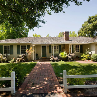 Réalisation d'un jardin avant tradition avec une exposition ombragée et des pavés en brique.