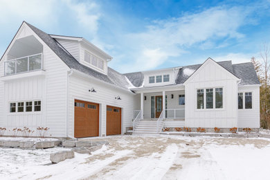 Foto de fachada de casa blanca y gris de estilo americano de dos plantas con tejado de teja de madera