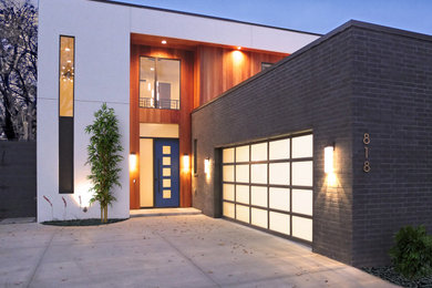 Modelo de fachada de casa multicolor minimalista pequeña de dos plantas con revestimiento de madera y tejado plano