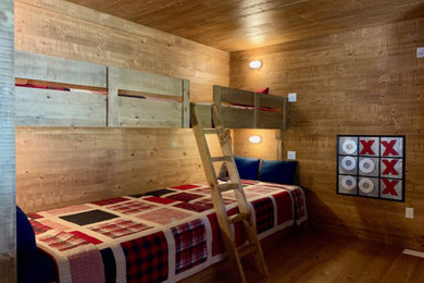 Modelo de habitación de invitados rural de tamaño medio con paredes beige