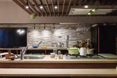 東京23区にあるインダストリアルスタイルのおしゃれなキッチン (アンダーカウンターシンク、オープンシェルフ、濃色木目調キャビネット、コンクリートカウンター、ベージュキッチンパネル、石タイルのキッチンパネル、シルバーの調理設備、濃色無垢フローリング、茶色い床、ベージュのキッチンカウンター、格子天井) の写真