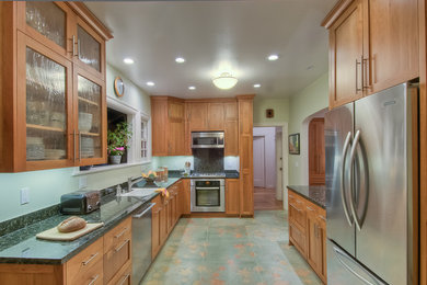 Kitchen - traditional kitchen idea in San Francisco