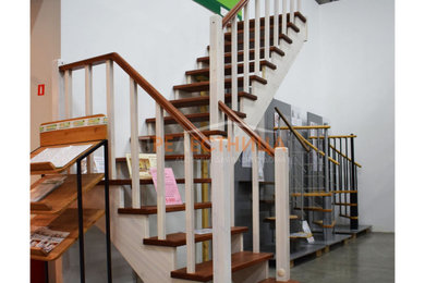 Ejemplo de escalera en L de tamaño medio con escalones de madera pintada y barandilla de madera