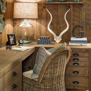 Idéer för att renovera ett litet rustikt hemmabibliotek, med bruna väggar, klinkergolv i keramik och ett inbyggt skrivbord