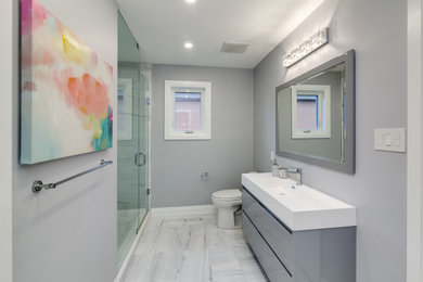 Inspiration for a contemporary home design remodel in Toronto