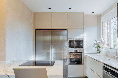 Example of a trendy gray floor kitchen design in Valencia with an undermount sink and stainless steel appliances