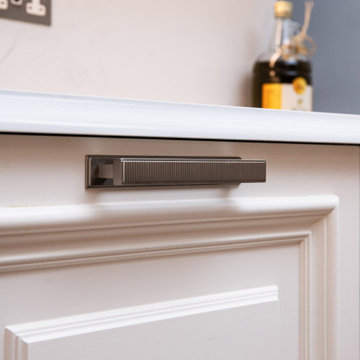 Traditional Lay-On Panelled with Large Mouldings Shaker Kitchen