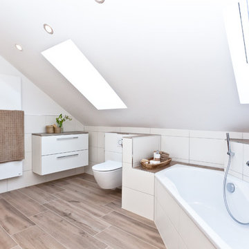 Helles Dachbadezimmer elegant gelöst!