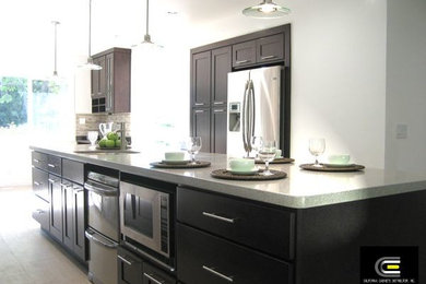 Kitchen - modern kitchen idea in Las Vegas