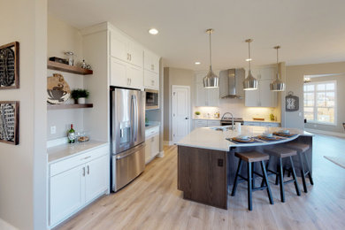 Kitchen - modern kitchen idea in Milwaukee