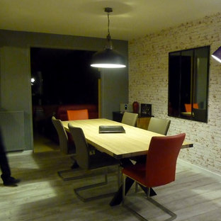 ブレストの巨大なインダストリアルスタイルのLDKの画像 (グレーの壁、クッションフロア、暖炉なし、白い床)