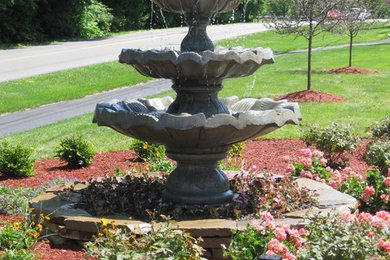 Design ideas for a traditional landscaping in Indianapolis.