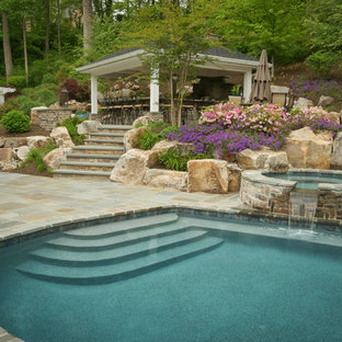 ワシントンD.C.の大きい円形トラディショナルスタイルのおしゃれなプール (天然石敷き) の写真