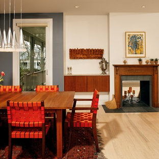 Пример оригинального дизайна: гостиная-столовая среднего размера в современном стиле с двусторонним камином, белыми стенами, светлым паркетным полом, фасадом камина из дерева и бежевым полом