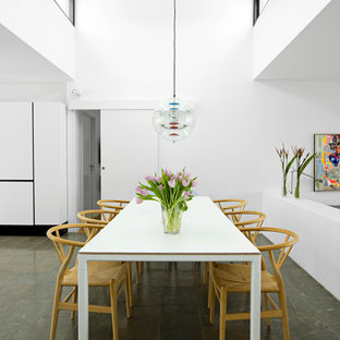 Große Moderne Wohnküche mit weißer Wandfarbe und Keramikboden in Kopenhagen