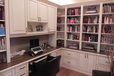 Example of a classic home office design in Orange County