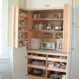 Große Maritime Küche in U-Form mit Vorratsschrank, flächenbündigen Schrankfronten, weißen Schränken, Mineralwerkstoff-Arbeitsplatte, Halbinsel, Küchenrückwand in Beige, Rückwand aus Steinfliesen, weißen Elektrogeräten, braunem Holzboden und Unterbauwaschbecken in Kolumbus