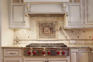 Kitchen - traditional kitchen idea in Atlanta