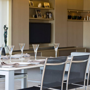 ニューカッスルの中サイズのコンテンポラリースタイルのLDKの画像 (白い壁、カーペット敷き、暖炉なし)