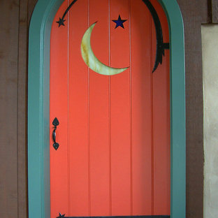 Inspiration för eklektiska entréer, med bruna väggar, en enkeldörr och en orange dörr