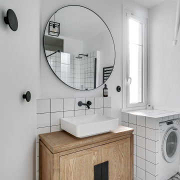 Salle de bain moderne — meuble vasque bois et robinetterie noire, Levallois-Perr