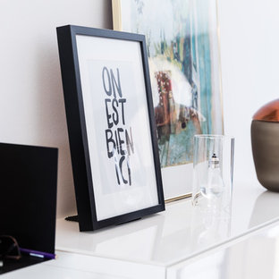 ストラスブールの広いコンテンポラリースタイルのLDKの画像 (白い壁、セラミックタイルの床、薪ストーブ、金属の暖炉まわり、グレーの床)