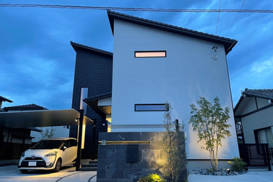 Inspiration pour une façade de maison multicolore minimaliste à un étage avec un toit en appentis, un toit en tuile et un toit noir.