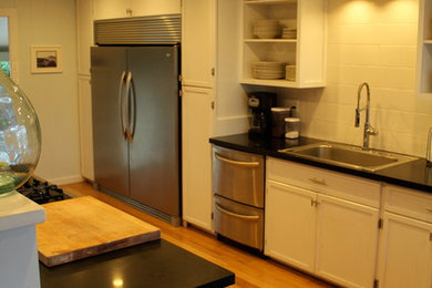 Kitchen - traditional kitchen idea in Hawaii