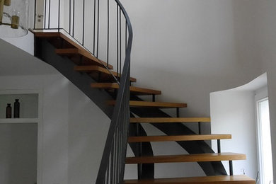 Große Klassische Treppe mit Stahlgeländer in Essen