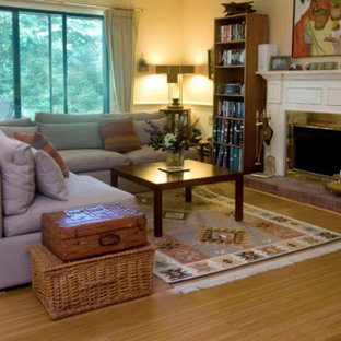 Mittelgroßes, Offenes, Repräsentatives, Fernseherloses Mediterranes Wohnzimmer mit Bambusparkett, Kamin, beigem Boden, beiger Wandfarbe und Kaminsims aus Backstein in Bridgeport