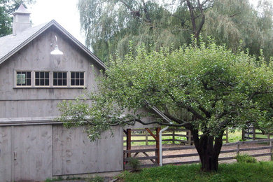 Example of a country home design design in New York