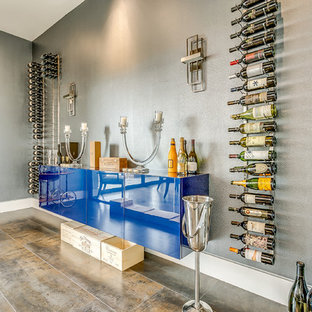 ダラスのモダンスタイルのおしゃれなホームバー (青いキャビネット、ガラスカウンター、フラットパネル扉のキャビネット) の写真