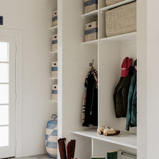 Bild på en mellanstor vintage hall, med vita väggar, skiffergolv och grått golv