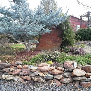 Kleiner Stilmix Garten im Winter, neben dem Haus mit Gartenweg, direkter Sonneneinstrahlung und Natursteinplatten in Sonstige