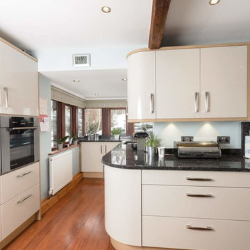 Create a kitchen for the whole family with modern, warm and inviting design
