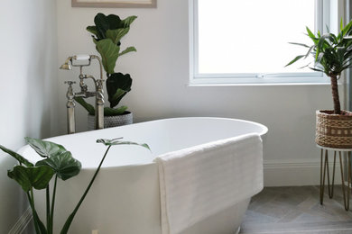 ロンドンにある高級な広いトラディショナルスタイルのおしゃれな浴室 (グレーのキャビネット) の写真