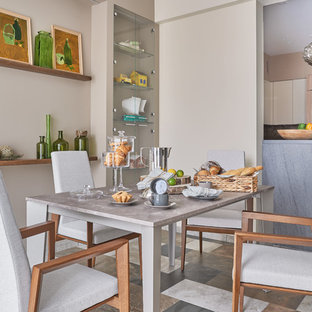 Свежая идея для дизайна: гостиная-столовая в современном стиле с бежевыми стенами и разноцветным полом - отличное фото интерьера