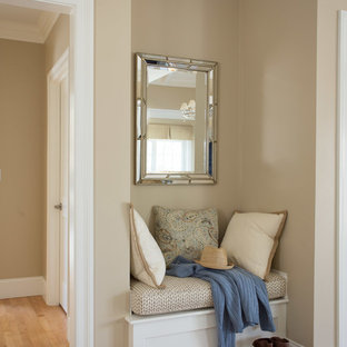 Klassisk inredning av en hall, med beige väggar och ljust trägolv