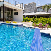 Foto de Swimming Pool Cleaning Garland