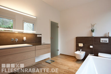 Mittelgroßes Modernes Duschbad mit Keramikboden, braunem Boden und offener Dusche in Dortmund