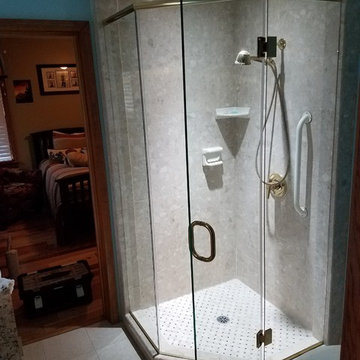 Neo angle shower in polished brass (gold) w/glass to glass hinges and header